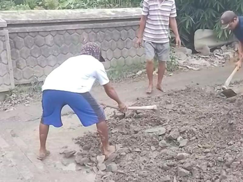 Prihatin Jalan Rusak di Jembatan Way Sekampung, Warga Pringsewu Gotong Royong Timbun Lubang